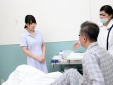 清拭中にチクビを触られビクンビクン感じたら 看護師がまさかの痴女開眼で僕の乳首をコリコリ！レロレロ！！ ちゅぱぱぱぱ！！！ ドジな新人看護師 横宮七海
